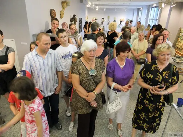 Goście wernisażu i artyści, których prace prezentowane są w galerii