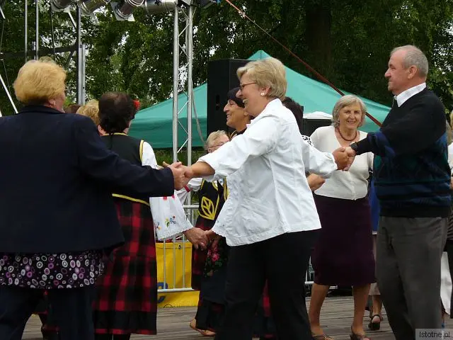 Zabawa pod sceną na Bałkańskiej Feście w Bolesławicach