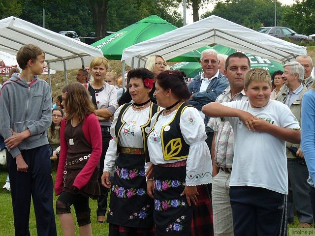 Zawodnicy przed konkursem łapania koguta