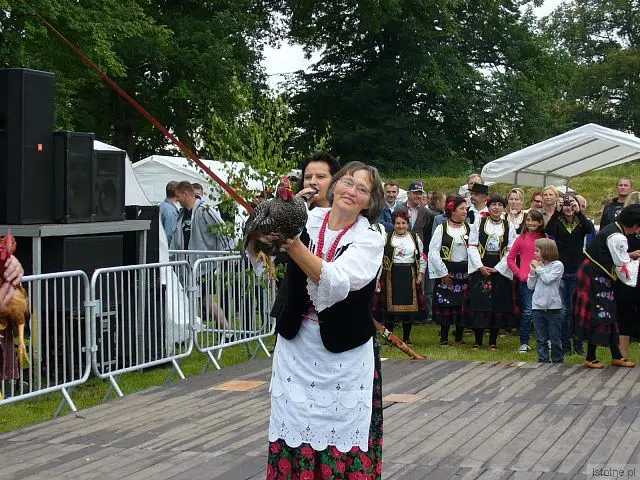 Zwyciężczyni z Ocic w konkursie na łapanie koguta