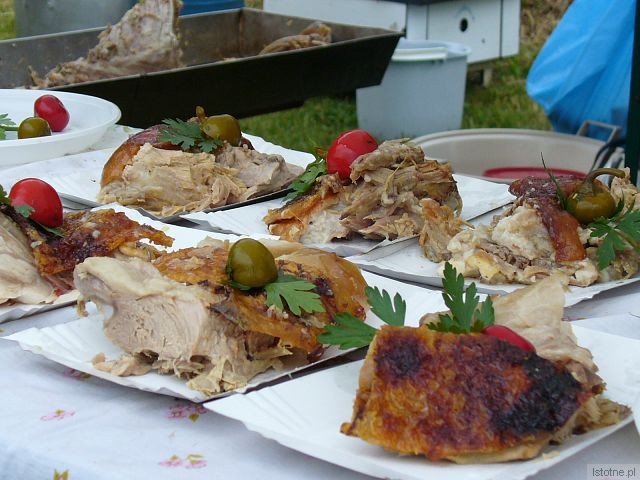 Pieczone prosiaki na Bałkańskiej Feście w Bolesławicach