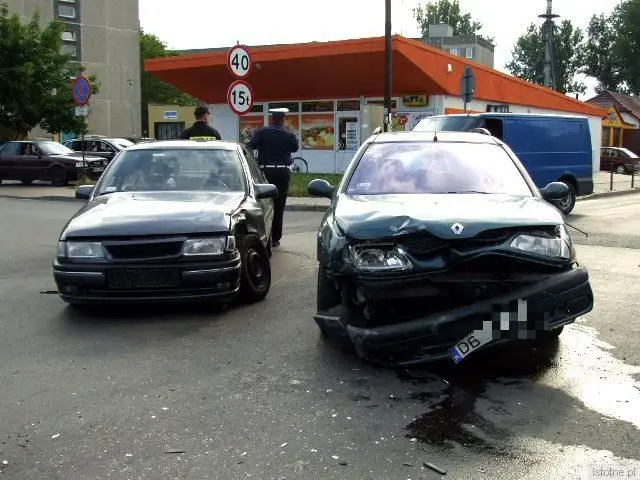 W wyniku zderzenia ranna została pasażerka Opla