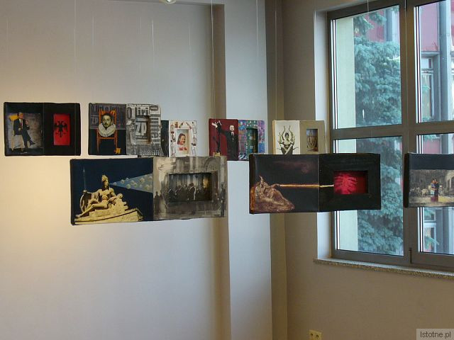 Instalacje prac - kolaży autorstwa Lumturi Blloshmi. Ironicznie przestawiona demokracja w Albanii