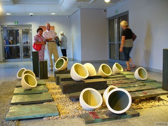 Instalacja Sadik Spahija symbolizująca potrzebę komunikacji Albańczyków ze światem