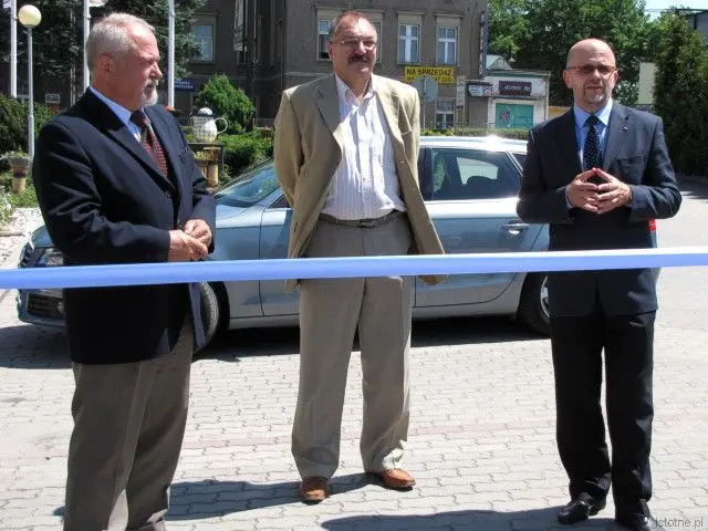 Szef Zakładów Ceramicznych "Bolesławiec" Karol Stasik, starosta bolesławiecki Cezary Przybylski i wiceprezydent Bolesławca Kornel Filipowicz