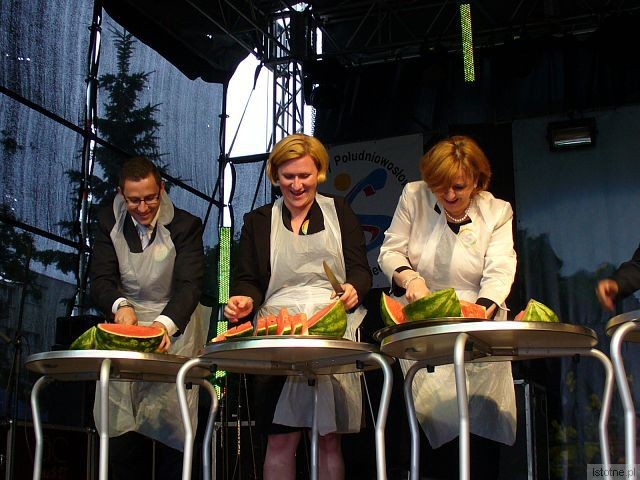 Zawody w krojeniu arbuza (od lewej) burmistrz Prnjavora - Darko Tomaš, Natalija Bukovec-Osmičević (I Sekretarz Ambasady Chorwacji) i Ambasador Bośni i Hercegowiny - Koviljka Śpirić