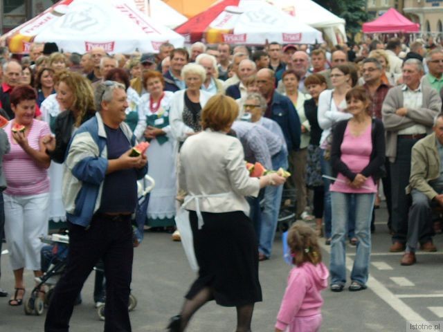 Ambasadorowie częstują bolesławian arbuzami