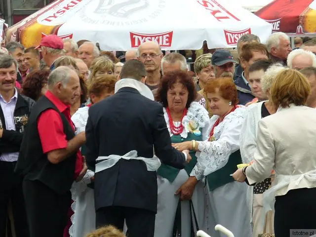 Prezydent Prjnavora częstuje bolesławian własnoręcznie pokrojonym arbuzem