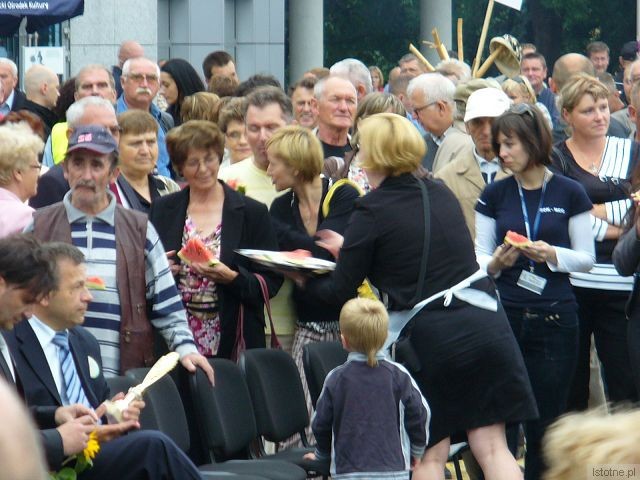 Pierwsza Sekretarz Ambasady Chorwacji częstuje arbuzem