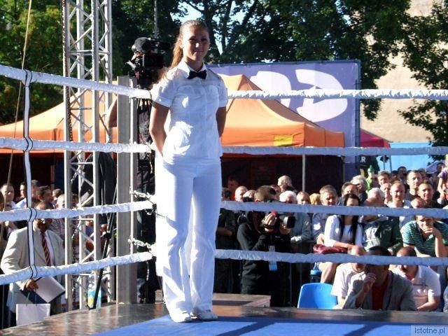 Pokazowe walki bokserskie sędziowała kobieta