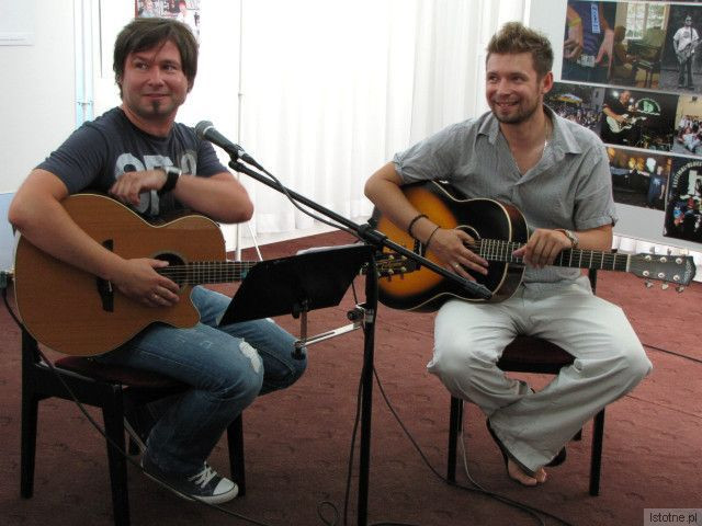 Wernisaż ekspozycji uświetnił występ dwóch znakomitych gitarzystów: Jacka Jagusia i Bartka Miarki