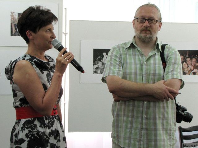 Dyrektorka Miejskiej Biblioteki Publicznej Halina Majewska i Grzegorz Sidorowicz, fotografik, współautor ekspozycji