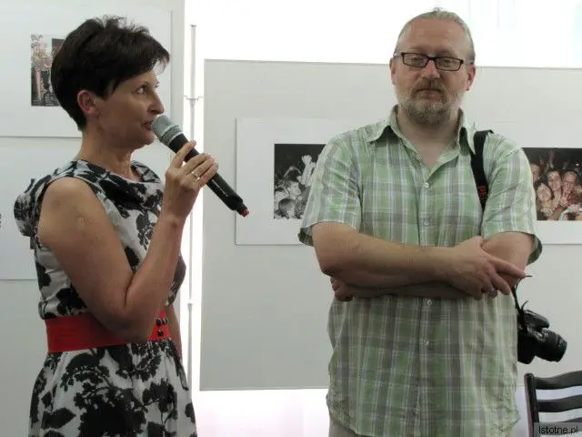 Dyrektorka Miejskiej Biblioteki Publicznej Halina Majewska i Grzegorz Sidorowicz, fotografik, współautor ekspozycji