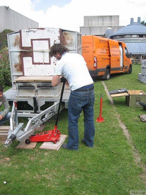 Międzynarodowy Festiwal Ceramiki w Aberystwyth (Wielka Brytania) - rozpakowywanie mobilnego pieca