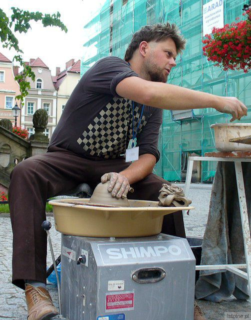 Mateusz Grobelny, komisarz pleneru "Bezgraniczna fascynacja sztuką Boleslawiec - Kamenz 2011" w trakcie tworzenia "oddechów"