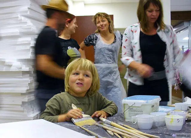 Artyści: Kamila Michoń (od lewej), Magdalena Konieczna i Moni West w trakcie happeningu w "Orce"