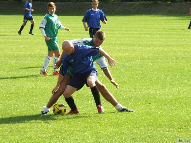 Jacek Bochnia (zielony strój) walczy o piłkę