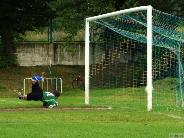 Po strzale Marka Kumosia bramkarz gospodarzy nie zdołał złapać piłki
