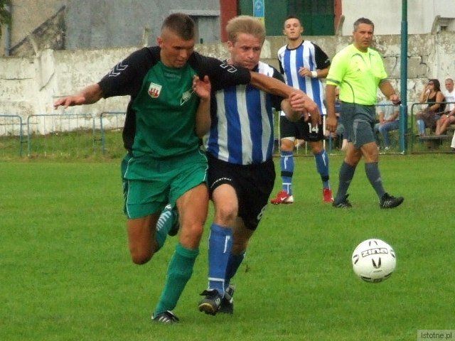 Jacek Bochnia walczy o piłkę