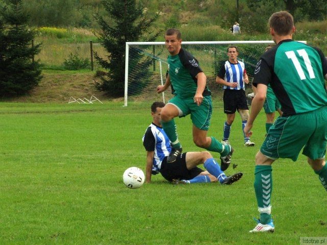 Marek Kumoś nad zawodnikiem Olszy