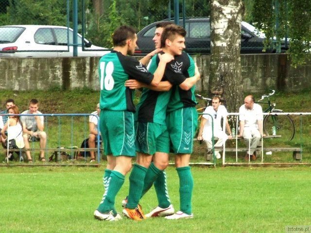 Piłkarze BKS po zdobyciu gola