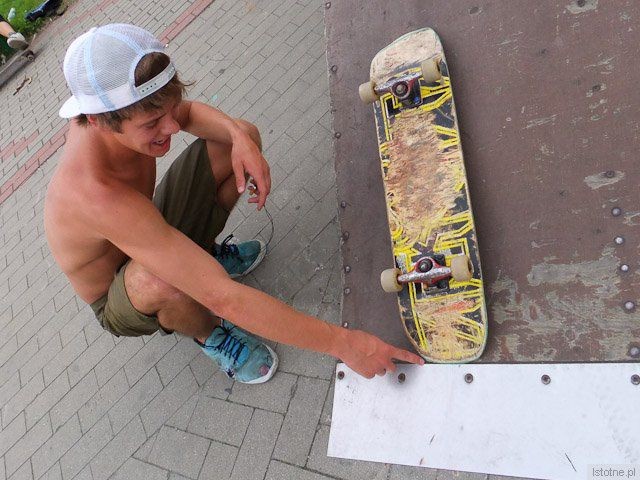 Filip Mandżuk, bardzo dobry skater, pokazuje miejsce, w którym łatwo uszkodzić deskę.