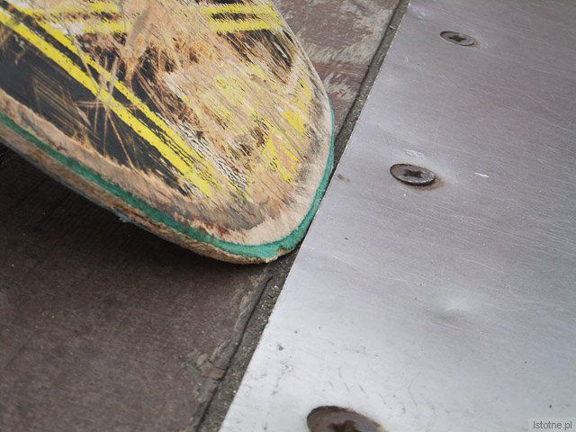 Zsuwająca się deska trafia na ostry metalowy brzeg i po kilku takich uderzeniach rozwarstwia się. Co dzieje się z ciałem przy upadku lepiej nie myśleć...