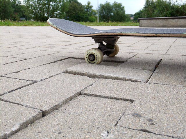 Tak wygląda powierzchnia skateparku w kilku miejscach, nie da się po tym jeździć.