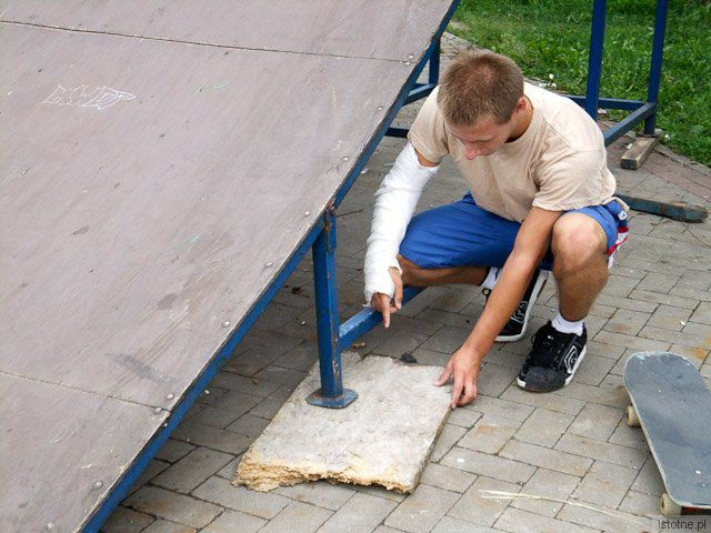 Damian Stępak złamał rękę na rampie, która już tak się chwieje, że trzeba podkładać pod nią deski.