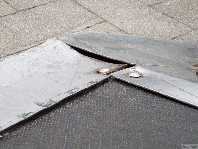 Metalowe elementy ramp rozłażą się we wszystkie strony.