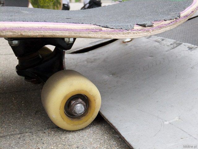 Kółka deskorolek haczą o podjazdy.