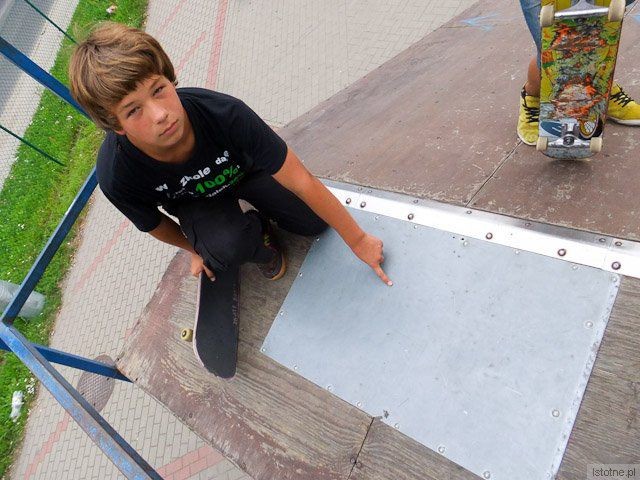 Krzysztof Pinkiewicz złamał obojczyk, bo w rampie była dziura. Teraz zaklejono ją blachą, a powinna zostać wstawiona nowa deska.