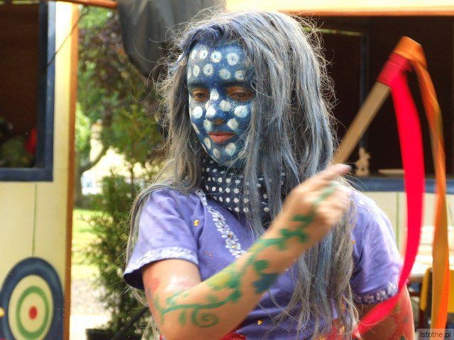 Daria Szuk prezentuje się na pokazie małych ceramików