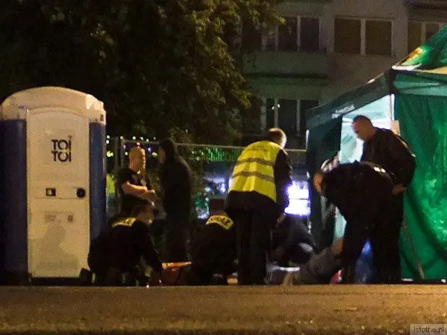Strażacy udzielają pomocy widzowi koncertu, którego wcześniej sprzed sceny wyprowadziła ochrona