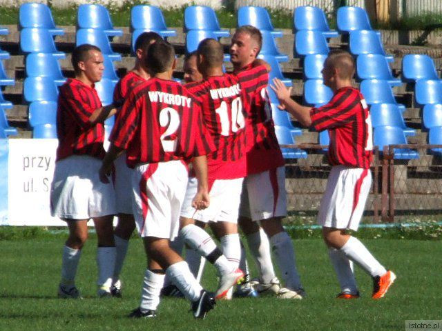 Radość zawodników Piasta Wykroty po bramce wyrównującej