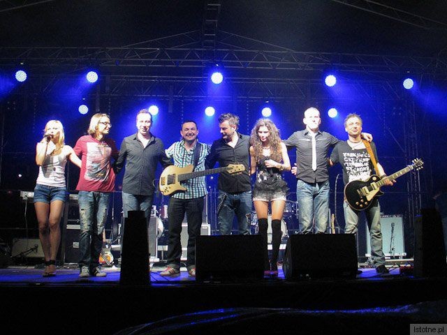 Zespół Sumptuastic: Asia Iwanowska, Marek Stefaniak, Marek Zając, Wojciech Gulis, Andrzej Janusz, Ola Ziora, Tomek Bubieńczyk, Wojtek Szajwaj