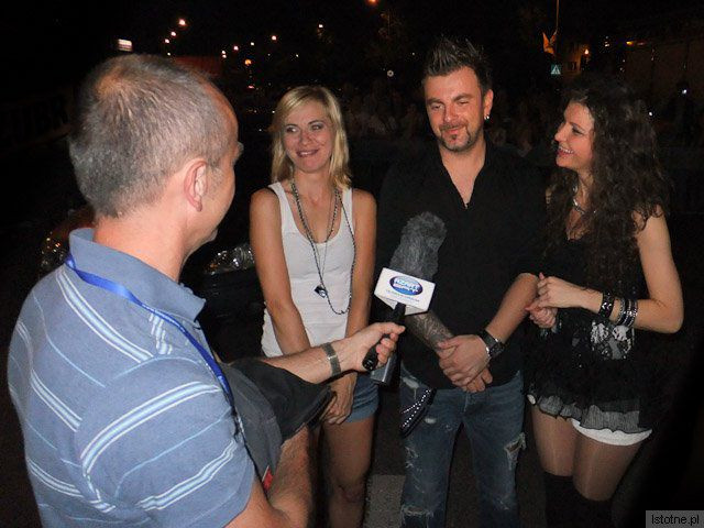 Zespół Sumptuastic udziela wywiadu Bogdanowi Mazurkiewiczowi z telewizji Azart-Sat