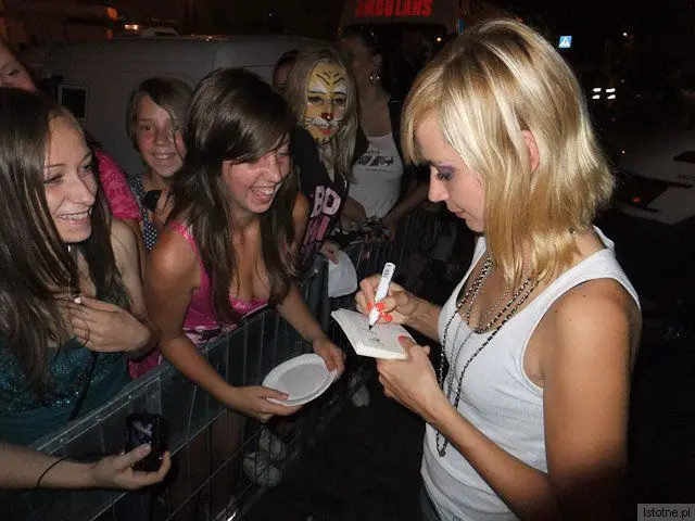 Asia rozdaje autografy