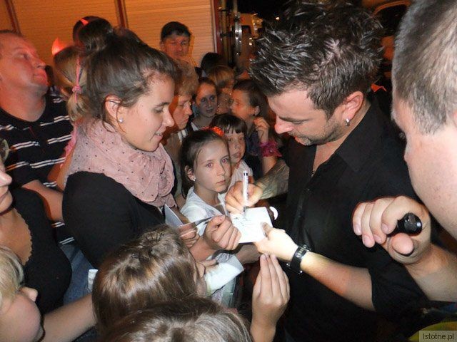 Andrzej rozdaje autografy