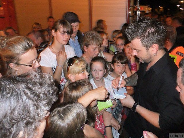 Andrzej rozdaje autografy