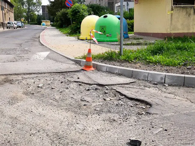 To wjazd w ulicę Gałczyńskiego. Według wicestarosty Chwojnickiego, jest to zgodne z planem.