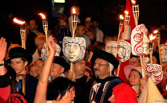 Cezary Przybylski w morzu masek