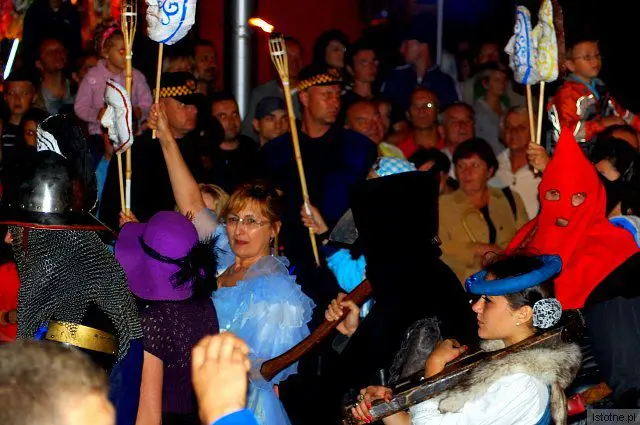 W paradzie "Morze masek" wzięli udział pracownicy starostwa, by promować Teatr Miejski