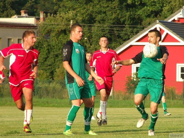 Łukasz Rudyk i Paweł Żmudziński (przy piłce)