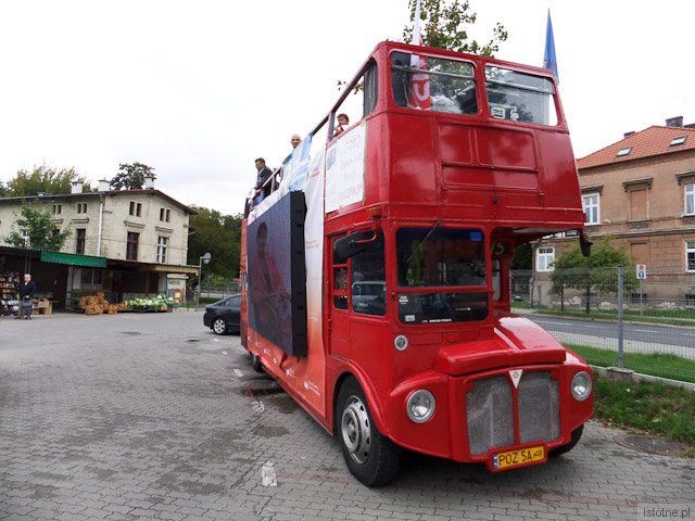Kandydaci przyjechali na targowisko czerwonym autobusem