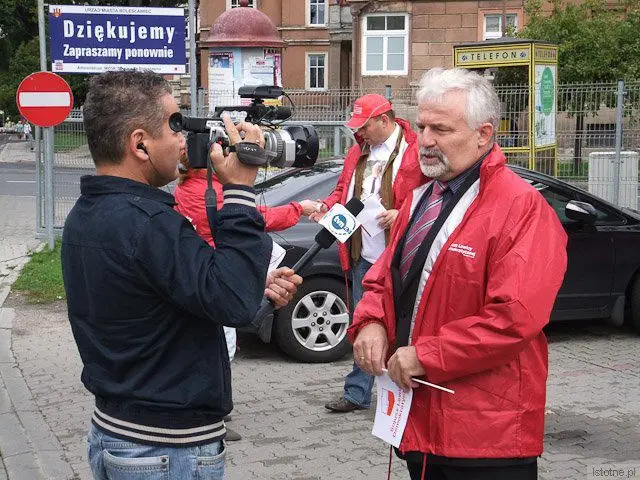 Ryszard Zbrzyzny udziela wywiadu Andrzejowi Stefańczykowi z TVN24