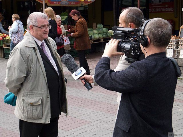 Piotr Hetel przed kamerą Telewizji Lokalnej „Azart-Sat”