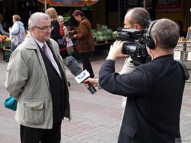 Piotr Hetel przed kamerą Telewizji Lokalnej „Azart-Sat”