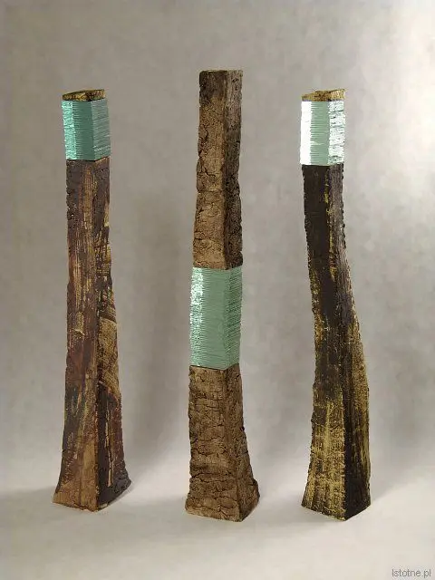 Praca Magdaleny Koniecznej pt. „Rozmowa” – kompozycja pionowa kilku form z jasnego szamotu. Utrwalona w temperaturze 1260 st. C, barwnie za pomocą tlenków metali. Ceramiczne elementy zostały przecięte bryłami szkła wykonanymi z pociętych szyb.