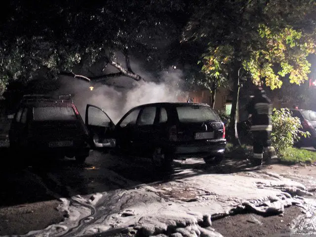 Auto było zaparkowane obok boiska przy ulicy Gałczyńskiego 36a